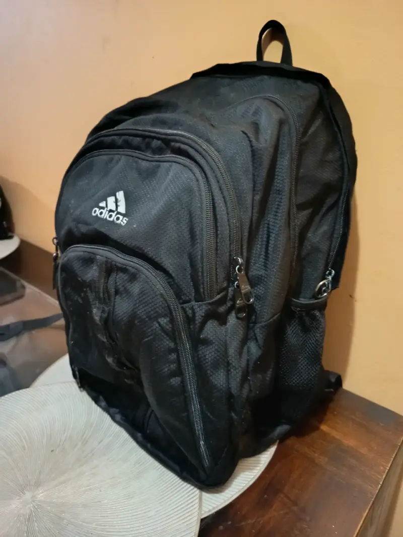 Mochila negra Adidas con múltiples compartimentos - 2