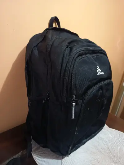 Mochila negra Adidas con múltiples compartimentos - miniatura 3