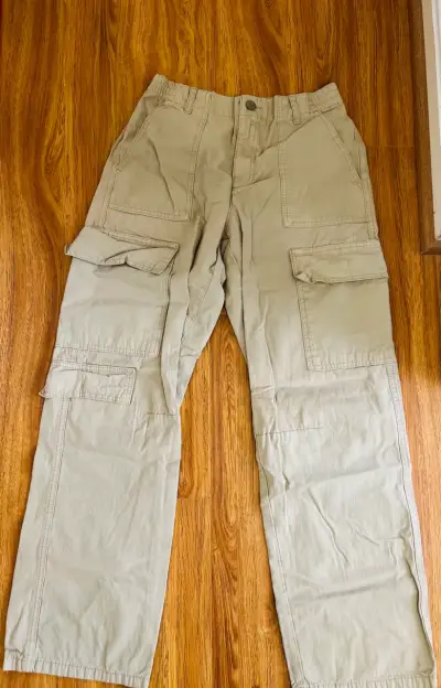 Pantalones cargo beige Pull&Bear para mujer - miniatura 1