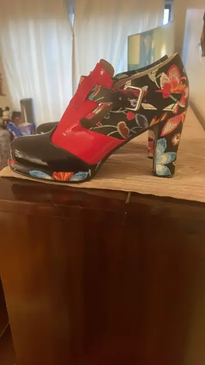 Zapatos de tacón alto con diseño floral y hebilla - miniatura 1