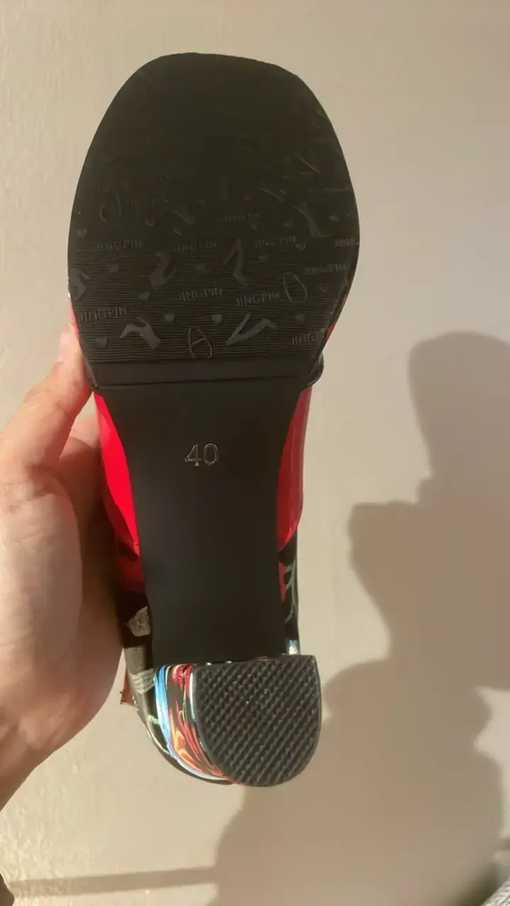 Zapatos de tacón alto con diseño floral y hebilla - 3