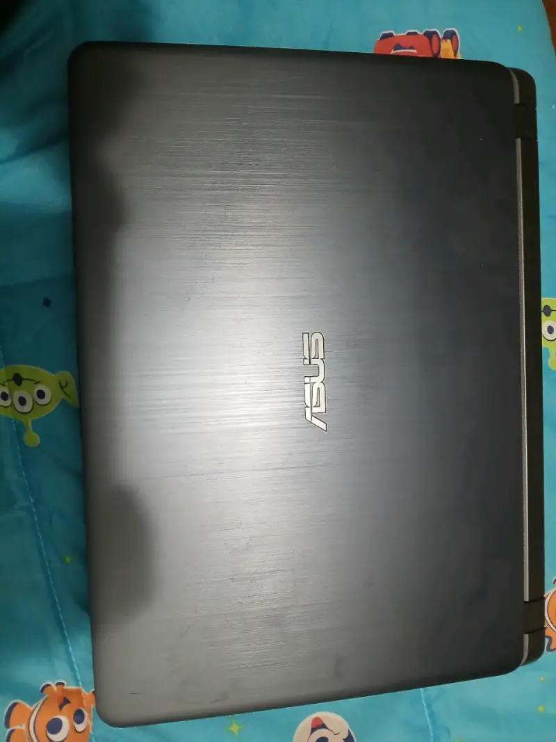 Laptop ASUS X507UF con cargador - 1