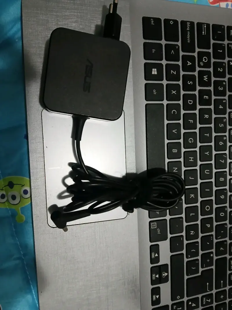 Laptop ASUS X507UF con cargador - 3