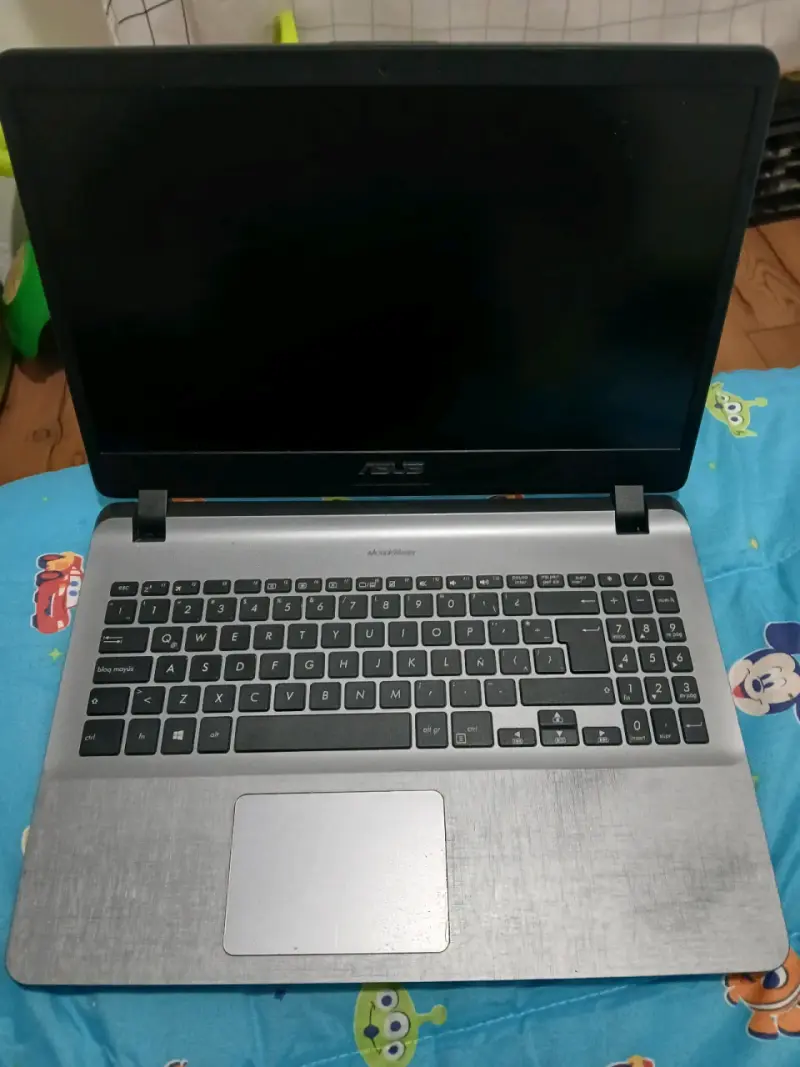 Laptop ASUS X507UF con cargador - 4