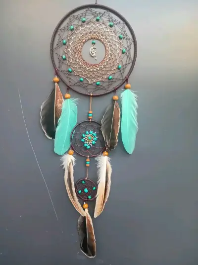 Atrapasueños decorativos con plumas de colores - miniatura 1