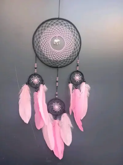 Atrapasueños decorativos con plumas de colores - miniatura 2