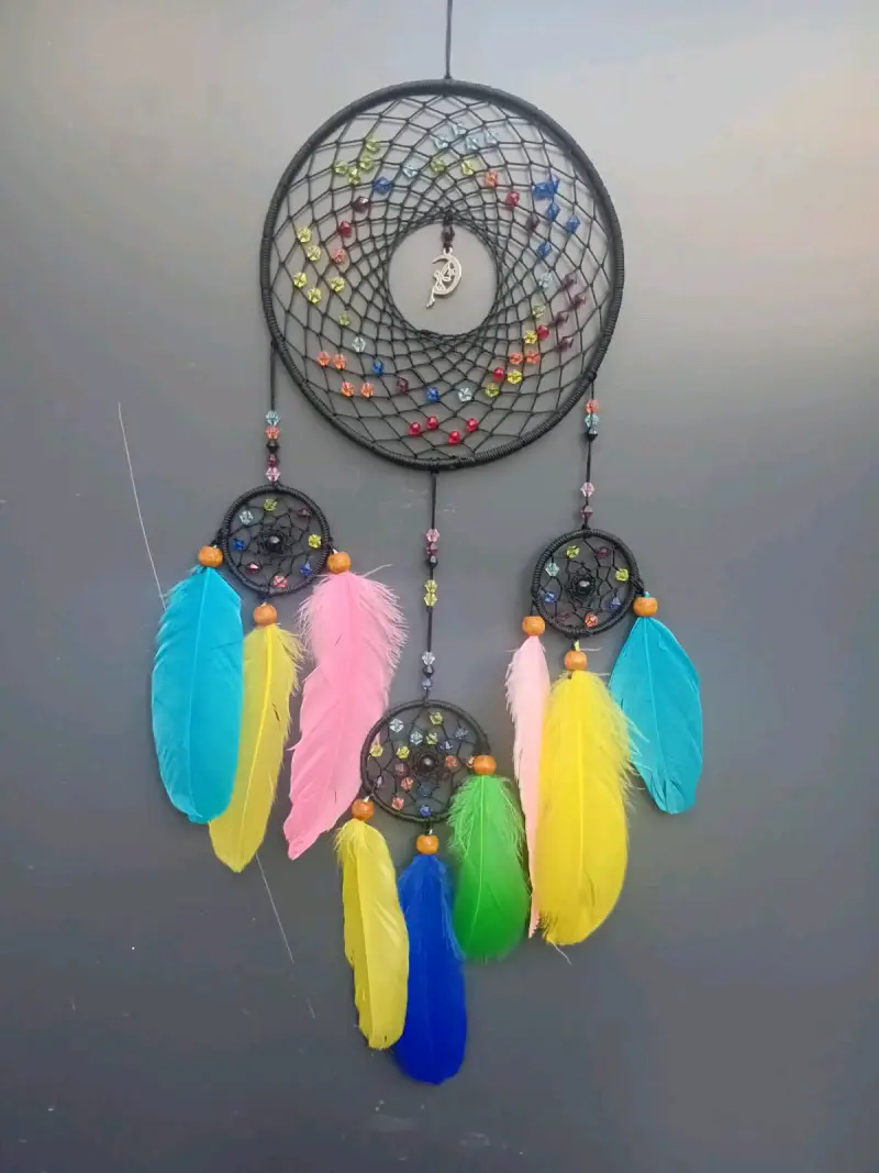 Atrapasueños decorativos con plumas de colores - 4