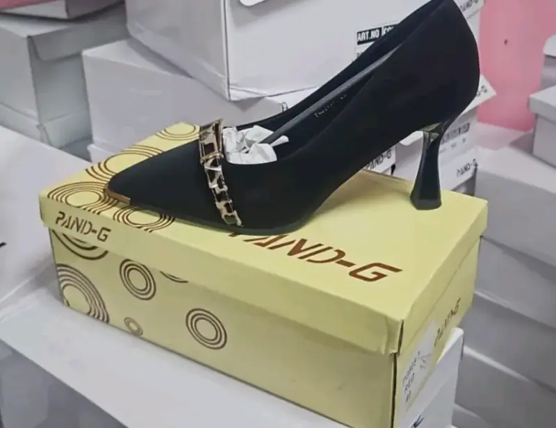 Zapatos de Tacón Negro con Detalle Dorado PAND-G