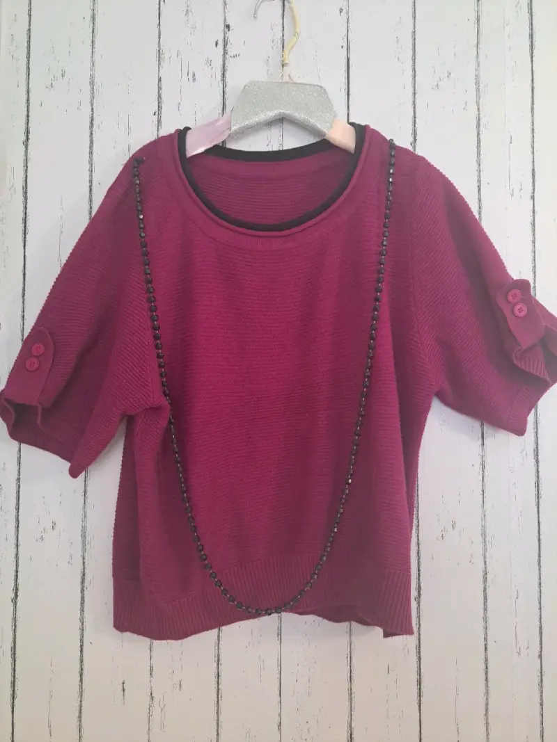 Suéter de mujer color burdeos con botones decorativos