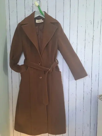 Abrigo largo marrón con cinturón para mujer - miniatura 1