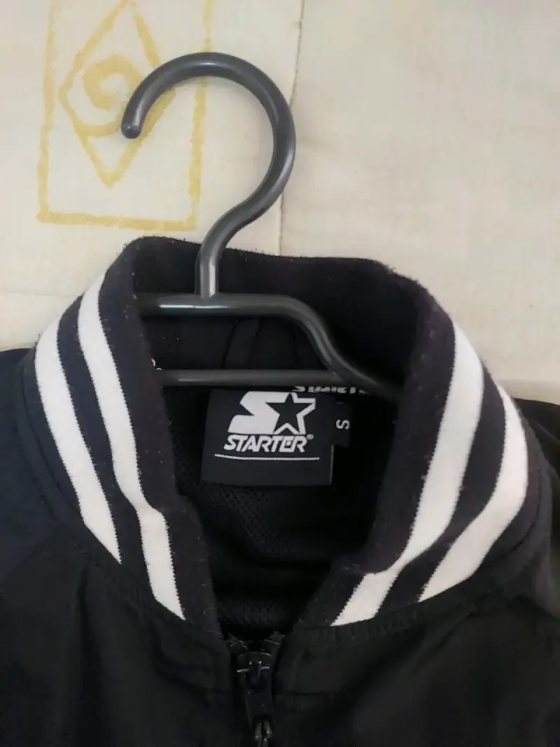 Chaqueta negra Starter con detalles blancos - 3