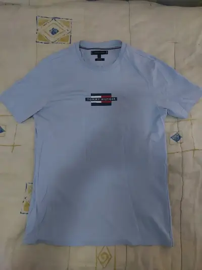 Polera Tommy Hilfiger azul claro para hombre - miniatura 1