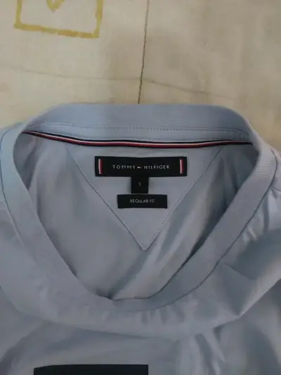 Polera Tommy Hilfiger azul claro para hombre - miniatura 3
