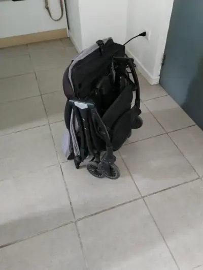 Coche de paseo plegable gris para bebé - miniatura 2