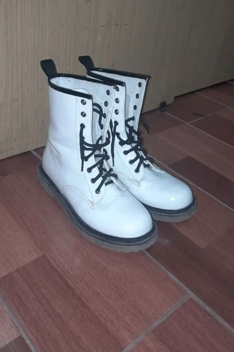 Botas blancas estilo militar con cordones - 1