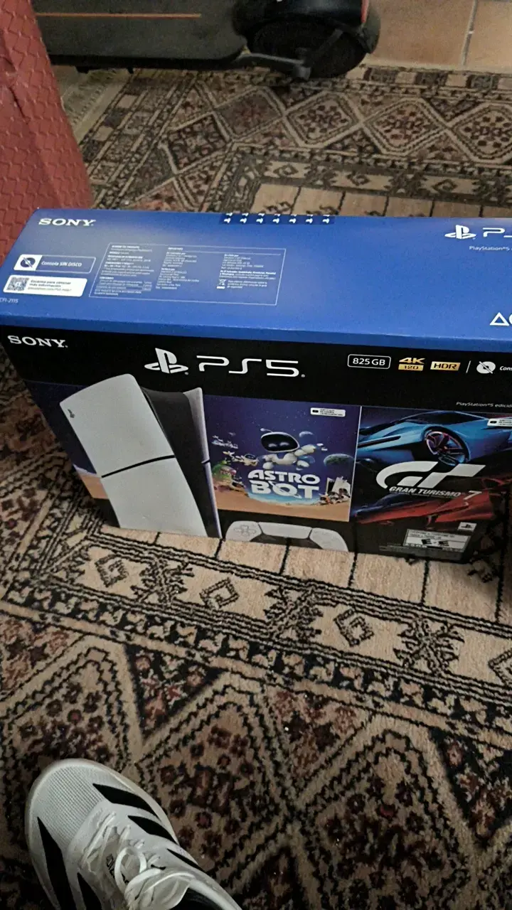 Consola PS5 Digital Edition 825GB nueva y sellada - 1