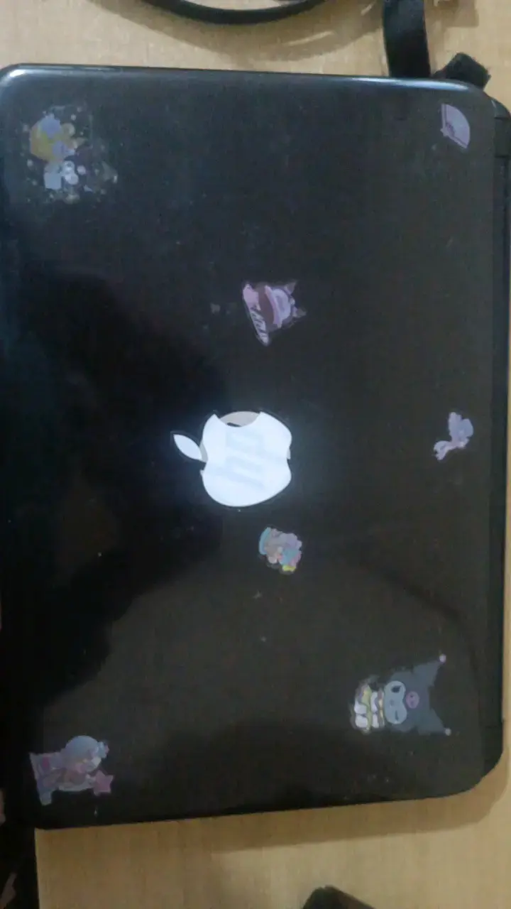 Laptop HP con stickers decorativos - 1
