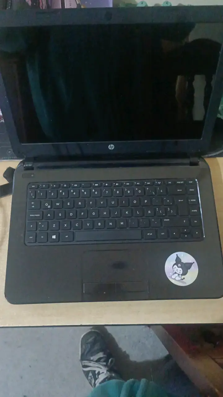 Laptop HP con stickers decorativos - 2