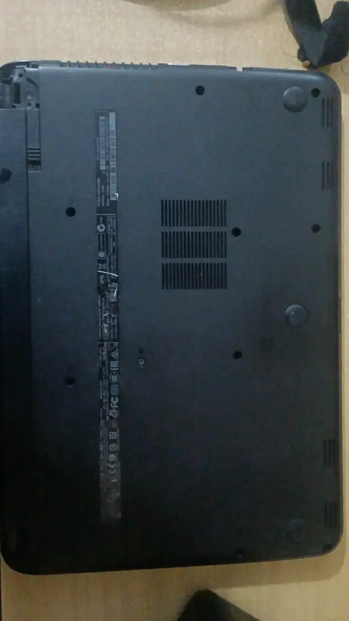 Laptop HP con stickers decorativos - 3