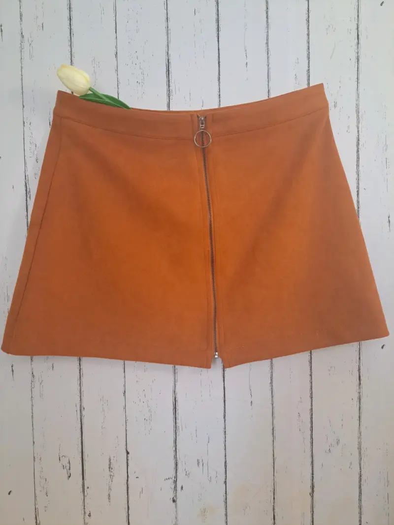 Falda corta de gamuza color terracota con cierre - 2