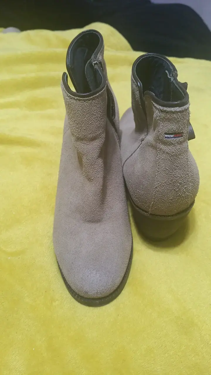 Botines de gamuza beige con cierre lateral