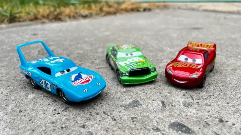 Set figuras Cars Rayo McQueen, Chick Hicks, El Rey - 1