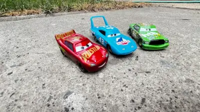 Set figuras Cars Rayo McQueen, Chick Hicks, El Rey - miniatura 2