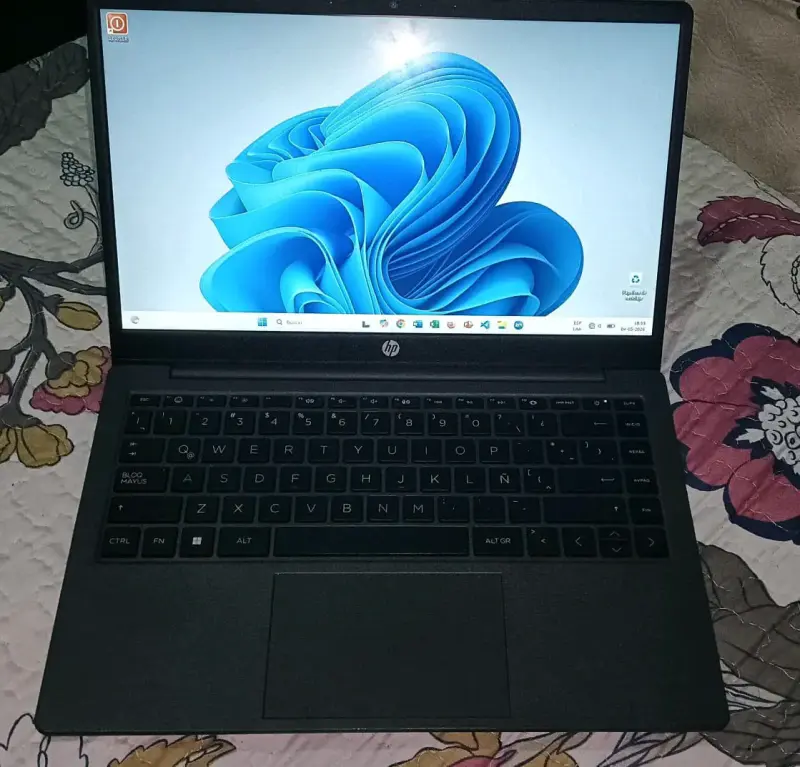 Notebook HP con Windows 11 y cargador - 1