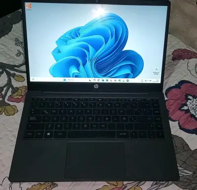Notebook HP con Windows 11 y cargador - miniatura 1
