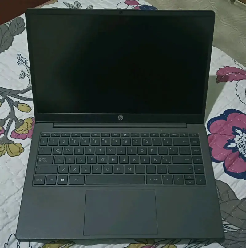 Notebook HP con Windows 11 y cargador - 2