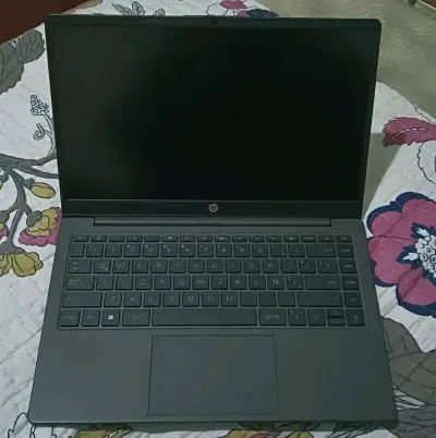 Notebook HP con Windows 11 y cargador - miniatura 2