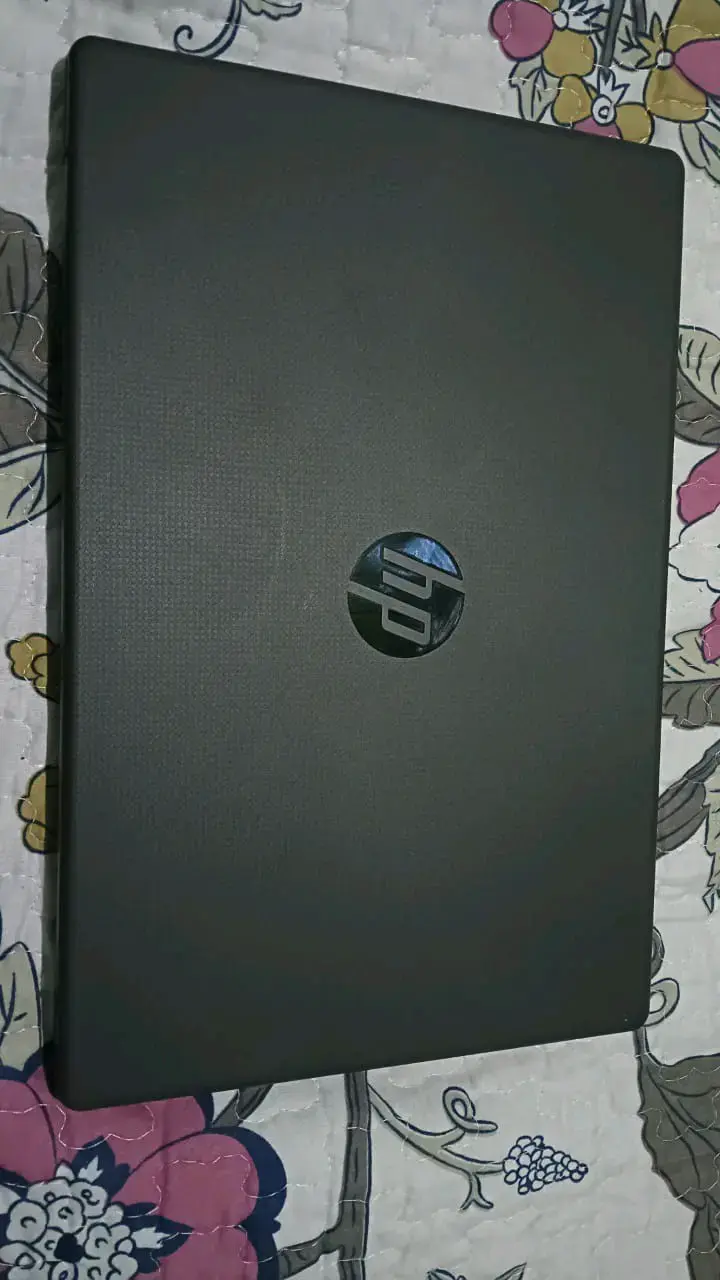 Notebook HP con Windows 11 y cargador - 3