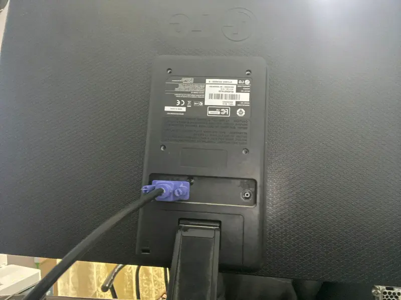Computador de Escritorio Lenovo ThinkCentre con Monitor LG - 5