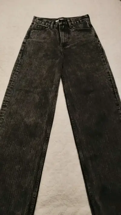 Jeans negros de corte recto para mujer - miniatura 1