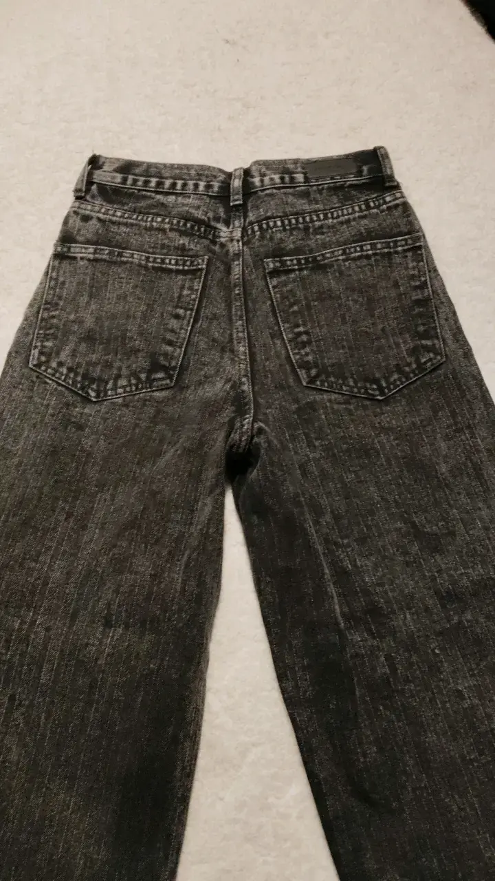 Jeans negros de corte recto para mujer - 4