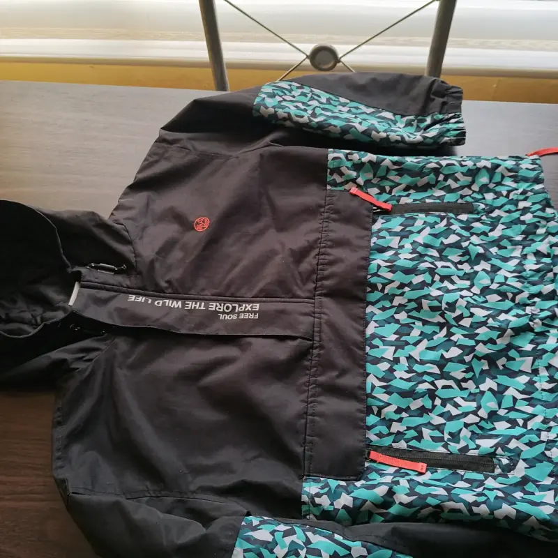 Chaqueta impermeable Ficcus con diseño geométric
