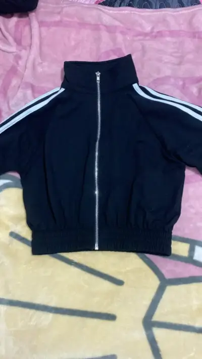Chaqueta deportiva negra con cierre y rayas - miniatura 1