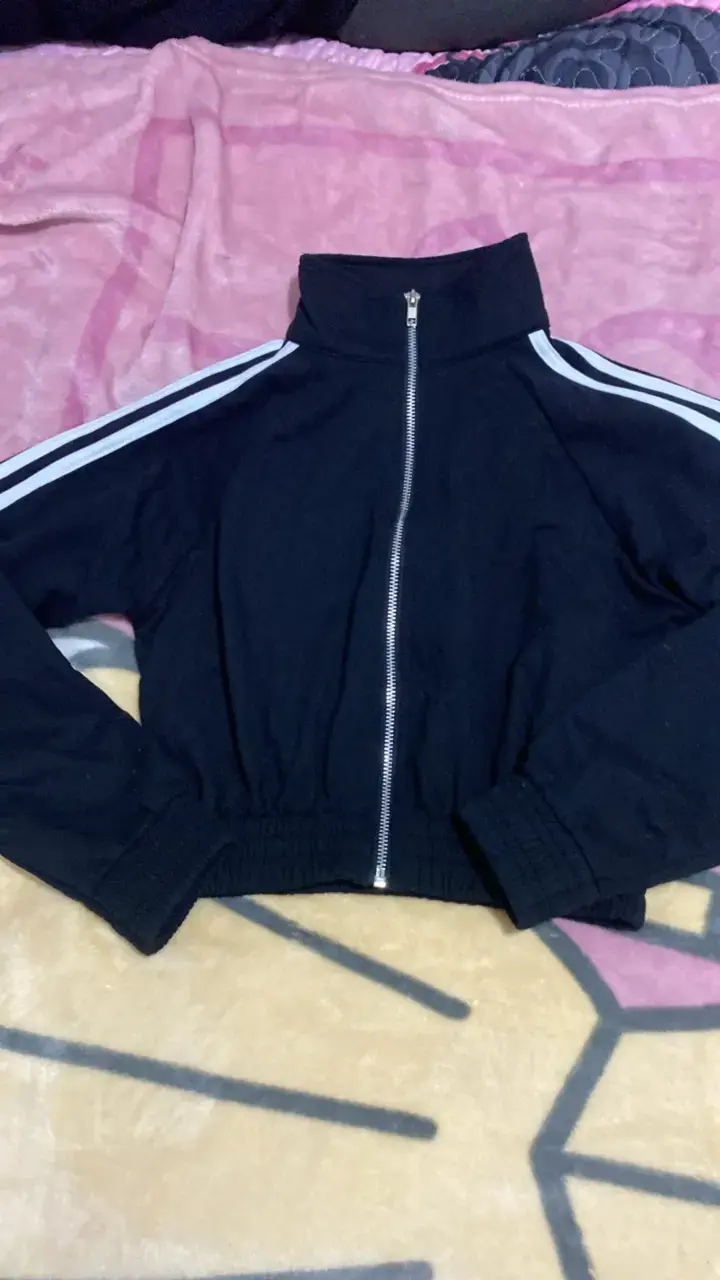 Chaqueta deportiva negra con cierre y rayas - 2