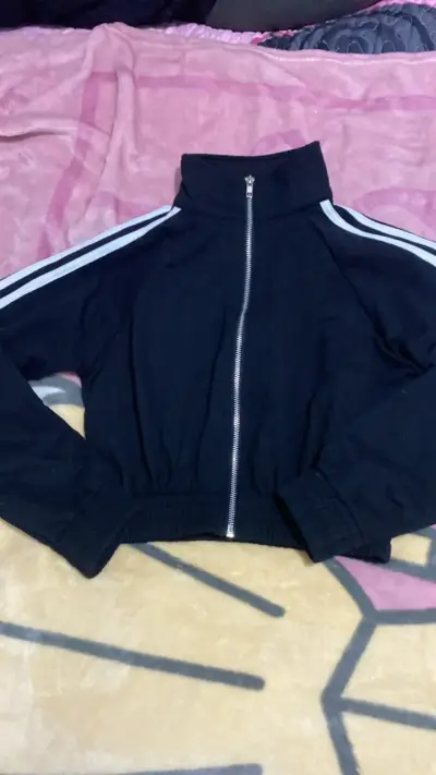Chaqueta deportiva negra con cierre y rayas - miniatura 2