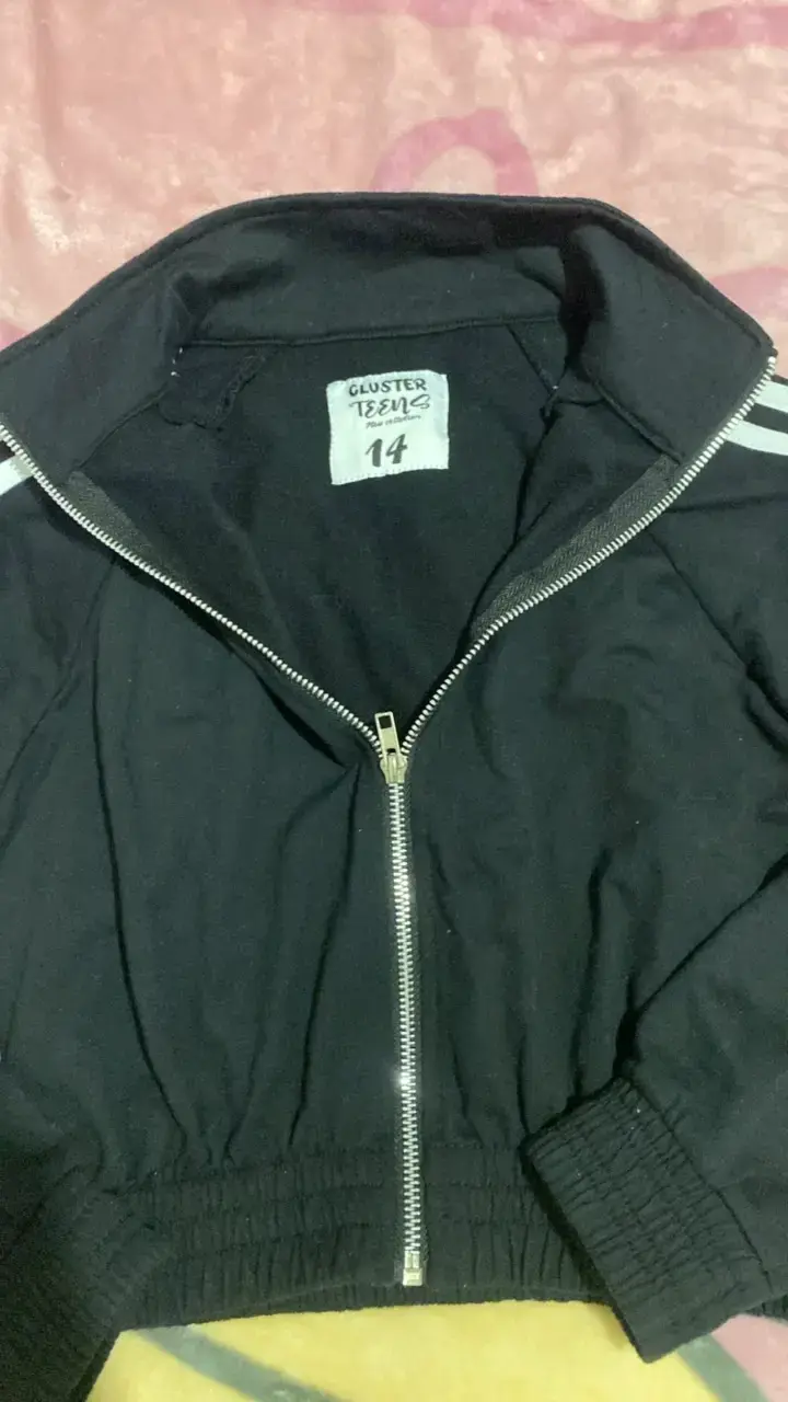 Chaqueta deportiva negra con cierre y rayas - 3