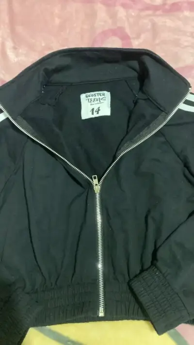 Chaqueta deportiva negra con cierre y rayas - miniatura 3