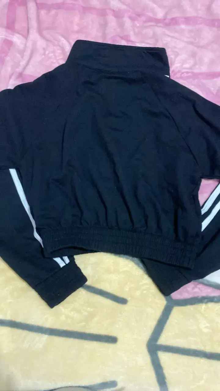 Chaqueta deportiva negra con cierre y rayas - 4