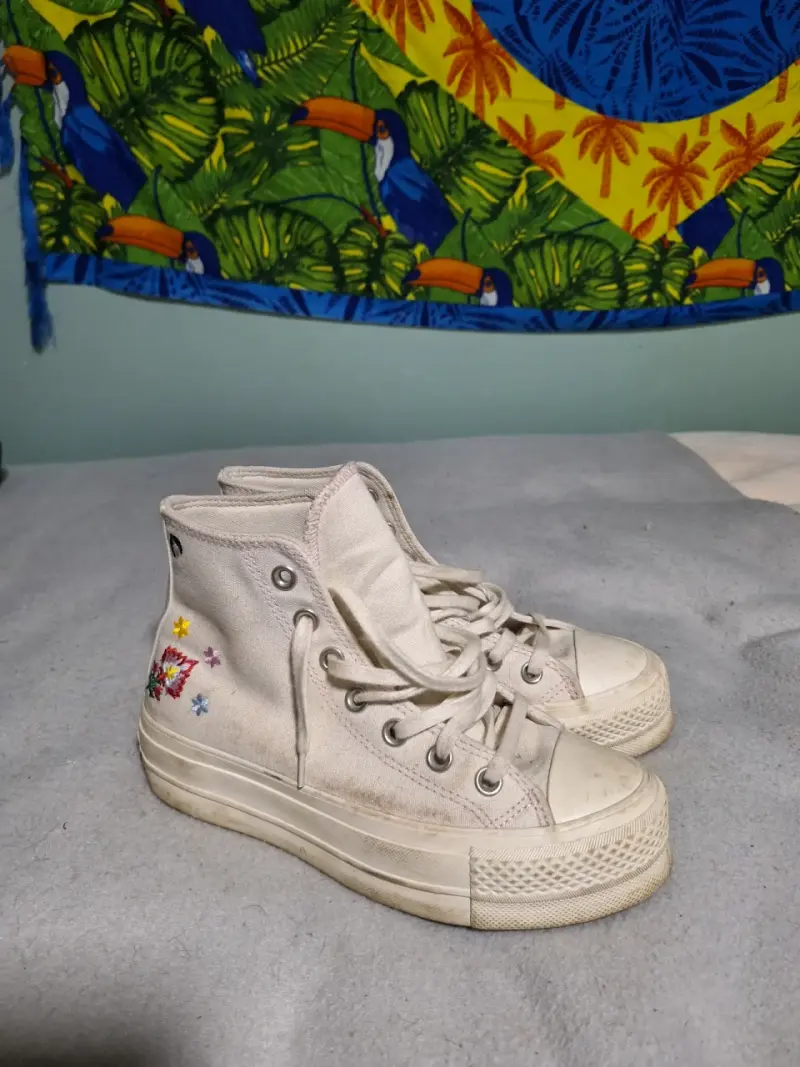 Zapatillas Converse blancas con bordado floral - 1