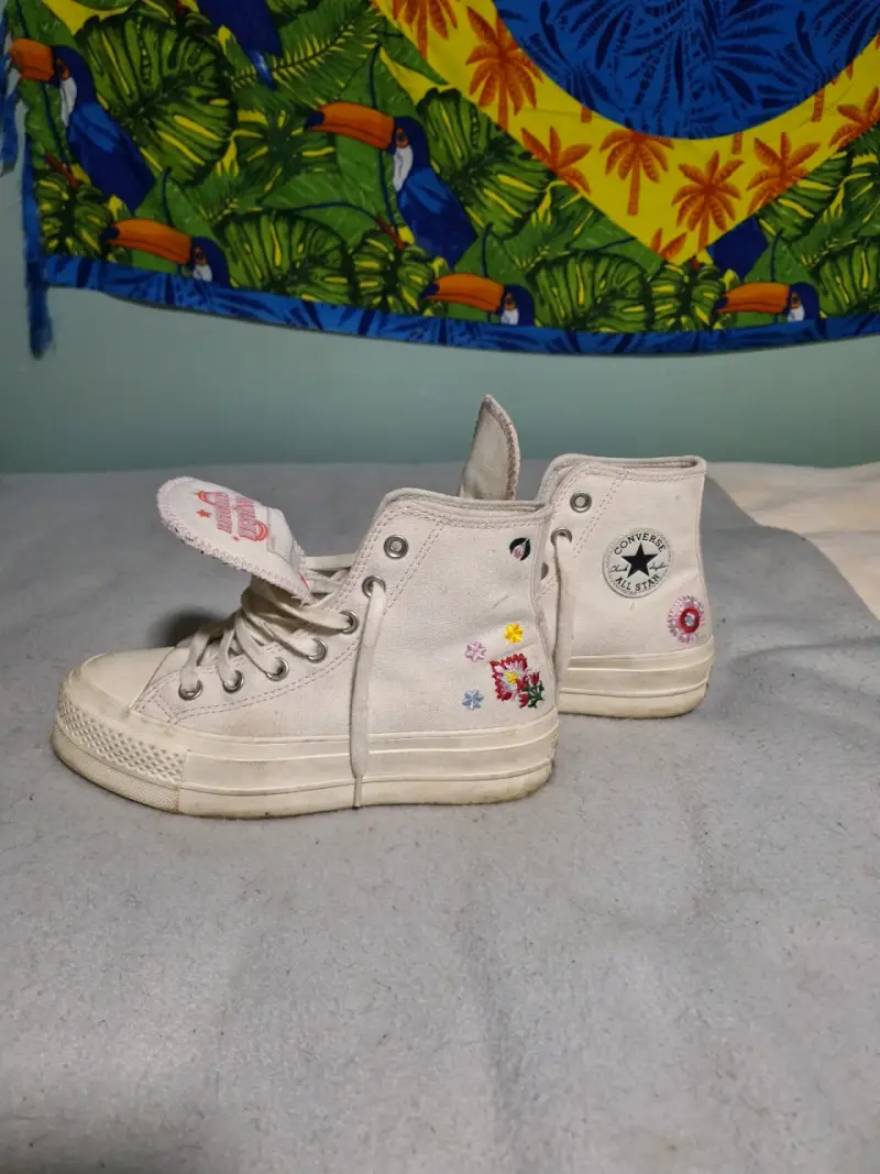 Zapatillas Converse blancas con bordado floral - 4
