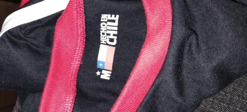 Polera negra con diseño de Chile - 3