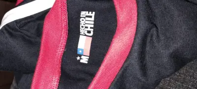 Polera negra con diseño de Chile - miniatura 3