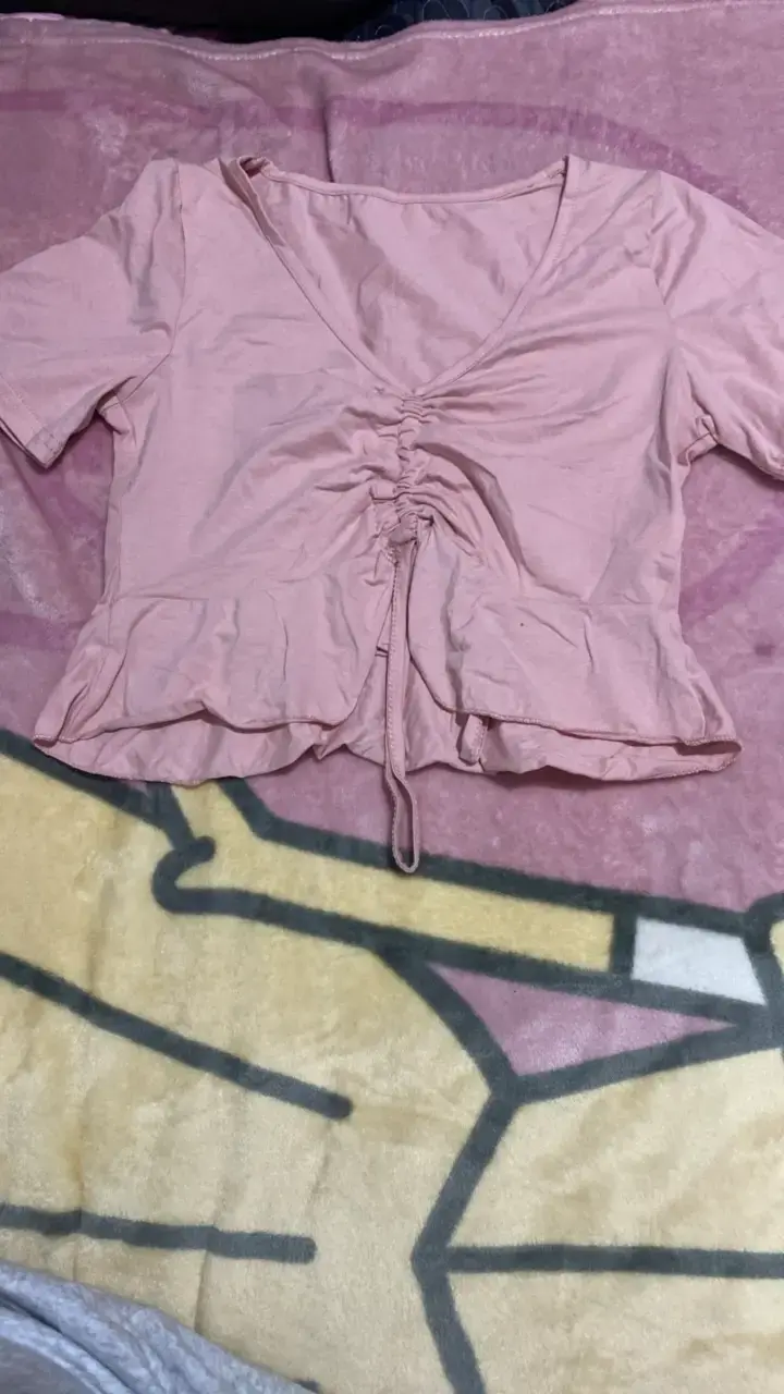Polera rosa con fruncido delantero - 1