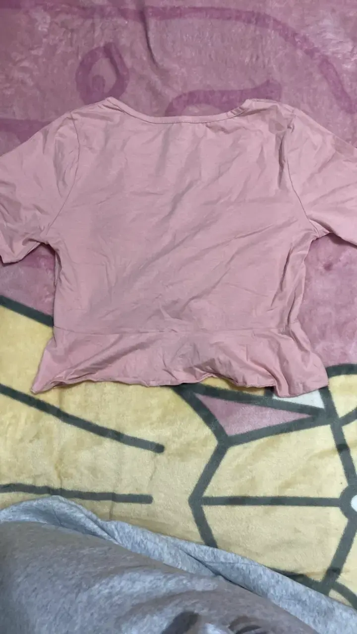 Polera rosa con fruncido delantero - 2