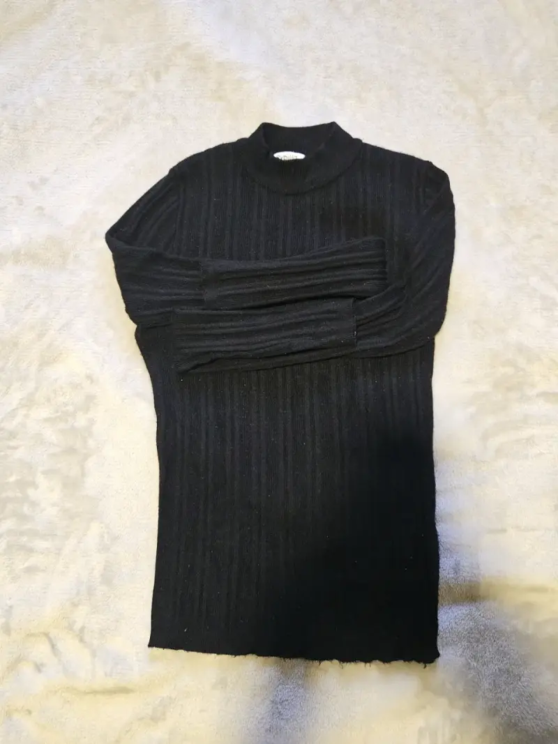 Suéter negro de cuello alto para mujer