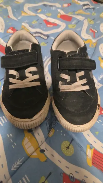 Zapatillas negras para niños con velcro - miniatura 1